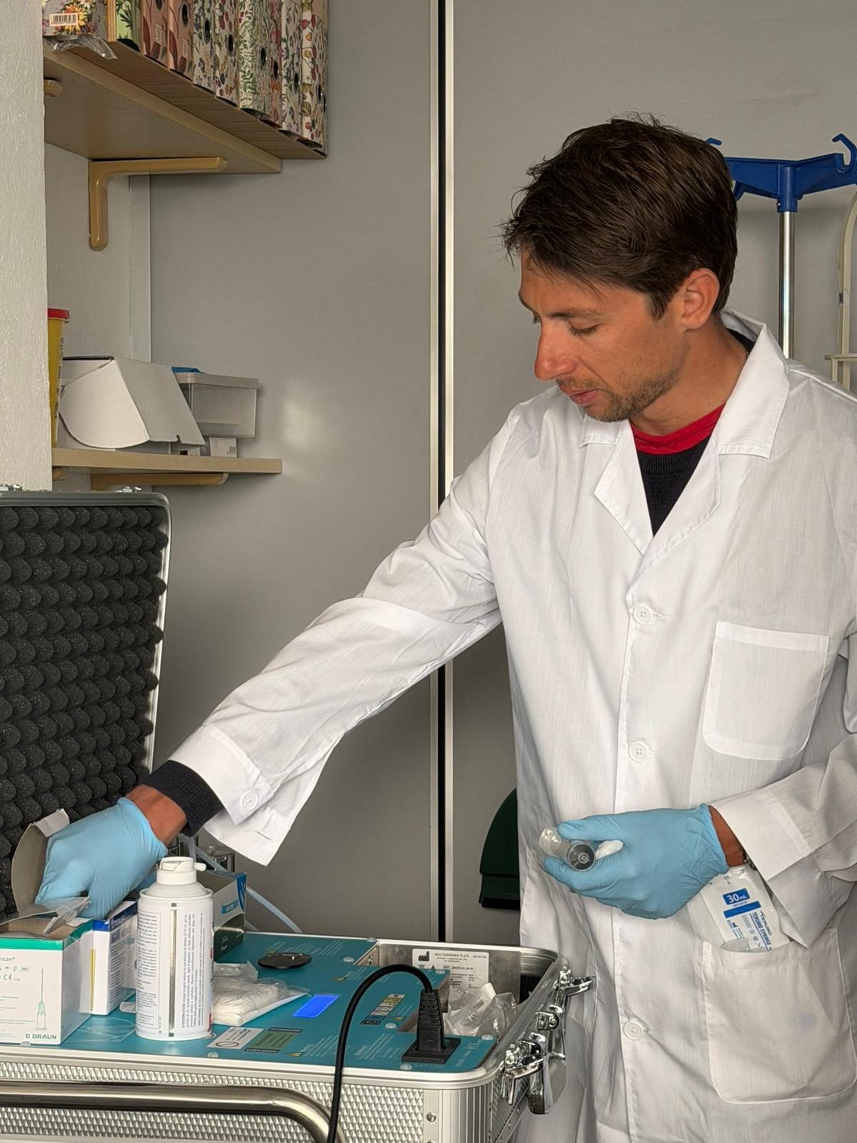 Dott. Schiasselloni nello studio di Rapallo — preparazione miscela O₂-O₃ con generatore medicale certificato CE